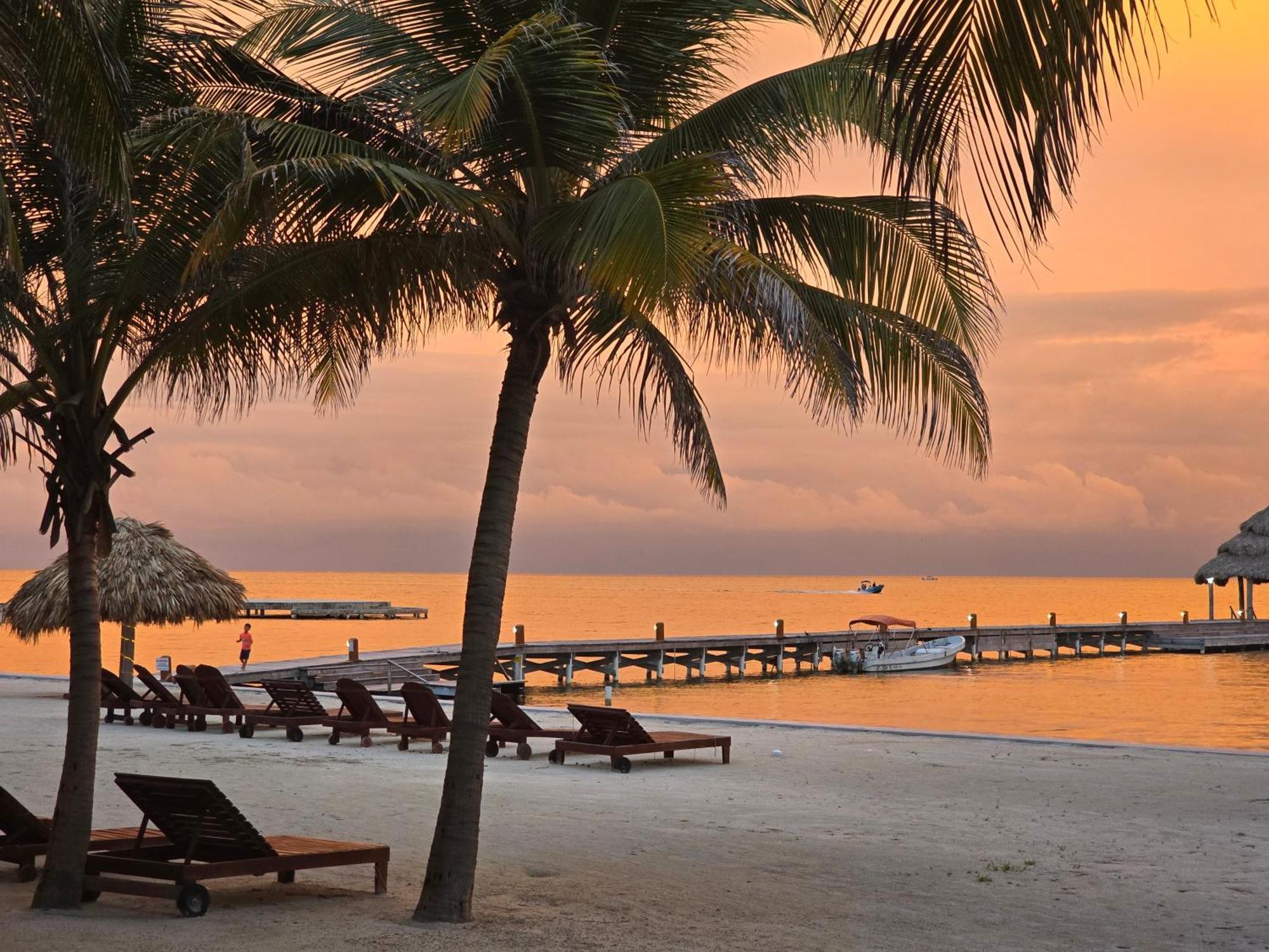 Xanadu Island Resort Сан Педро Екстериор снимка
